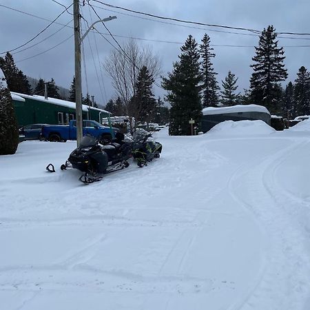 Camping Le 4 Chemins LʼAnse-Saint-Jean Exterior foto
