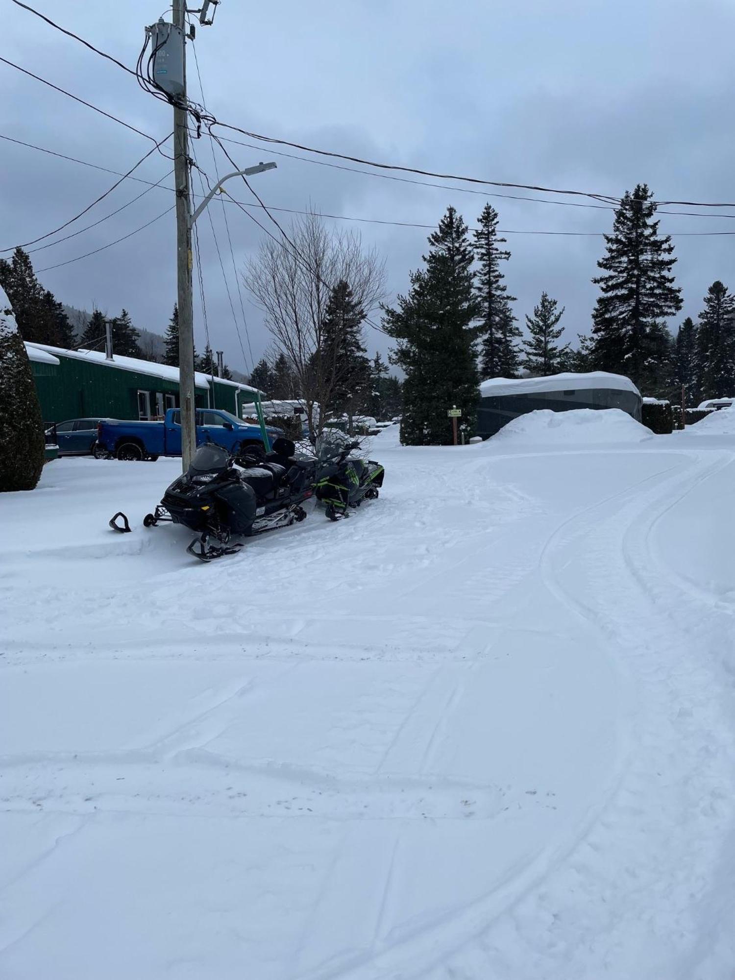 Camping Le 4 Chemins LʼAnse-Saint-Jean Exterior foto