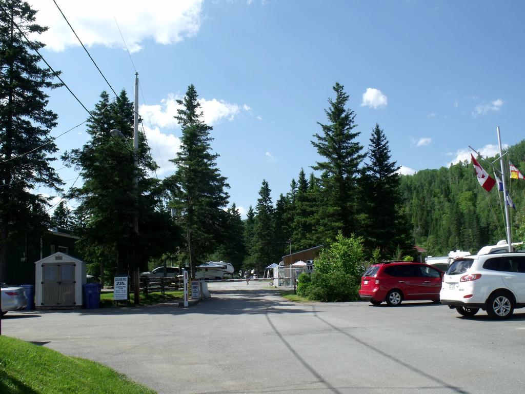 Camping Le 4 Chemins LʼAnse-Saint-Jean Quarto foto