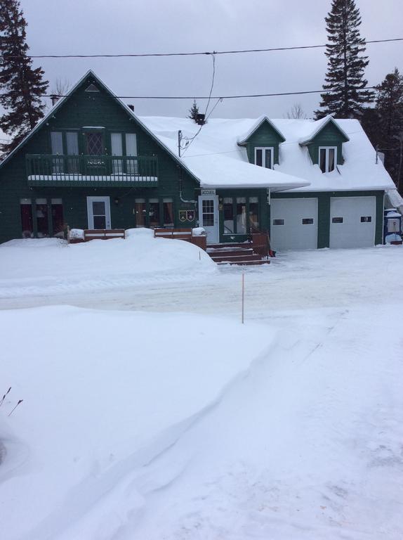 Camping Le 4 Chemins LʼAnse-Saint-Jean Exterior foto